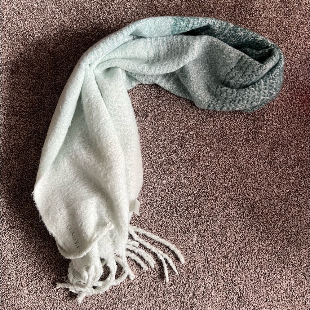 Chic Ombré Textured Scarf with Fringe
